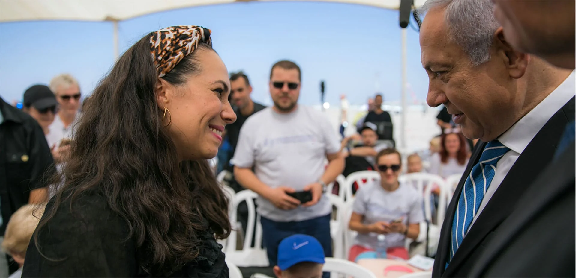 Une représentante de la Keren Layedidout échange un sourire chaleureux avec un responsable israélien lors d’un événement d’accueil pour les nouveaux immigrants.